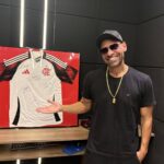 Camisa do Flamengo assinada é rifada em prol de Dona Rosi
