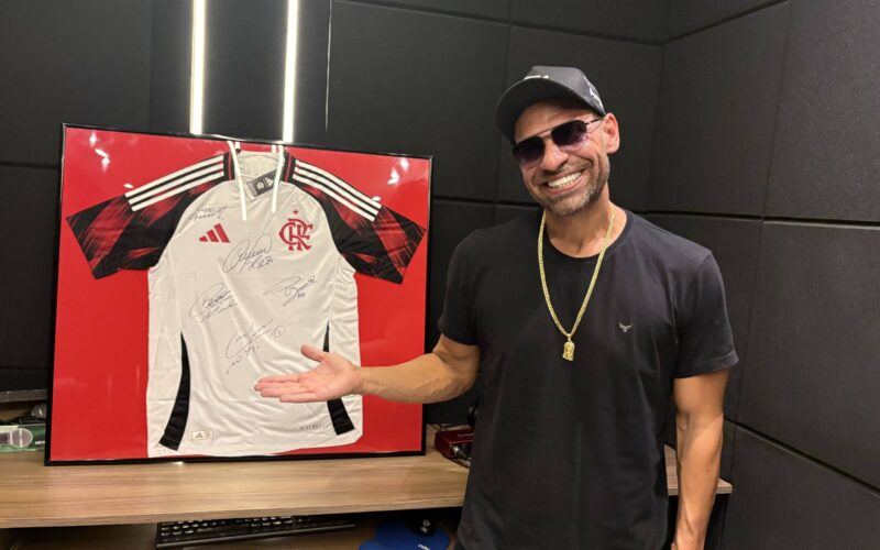 Camisa do Flamengo assinada é rifada em prol de Dona Rosi