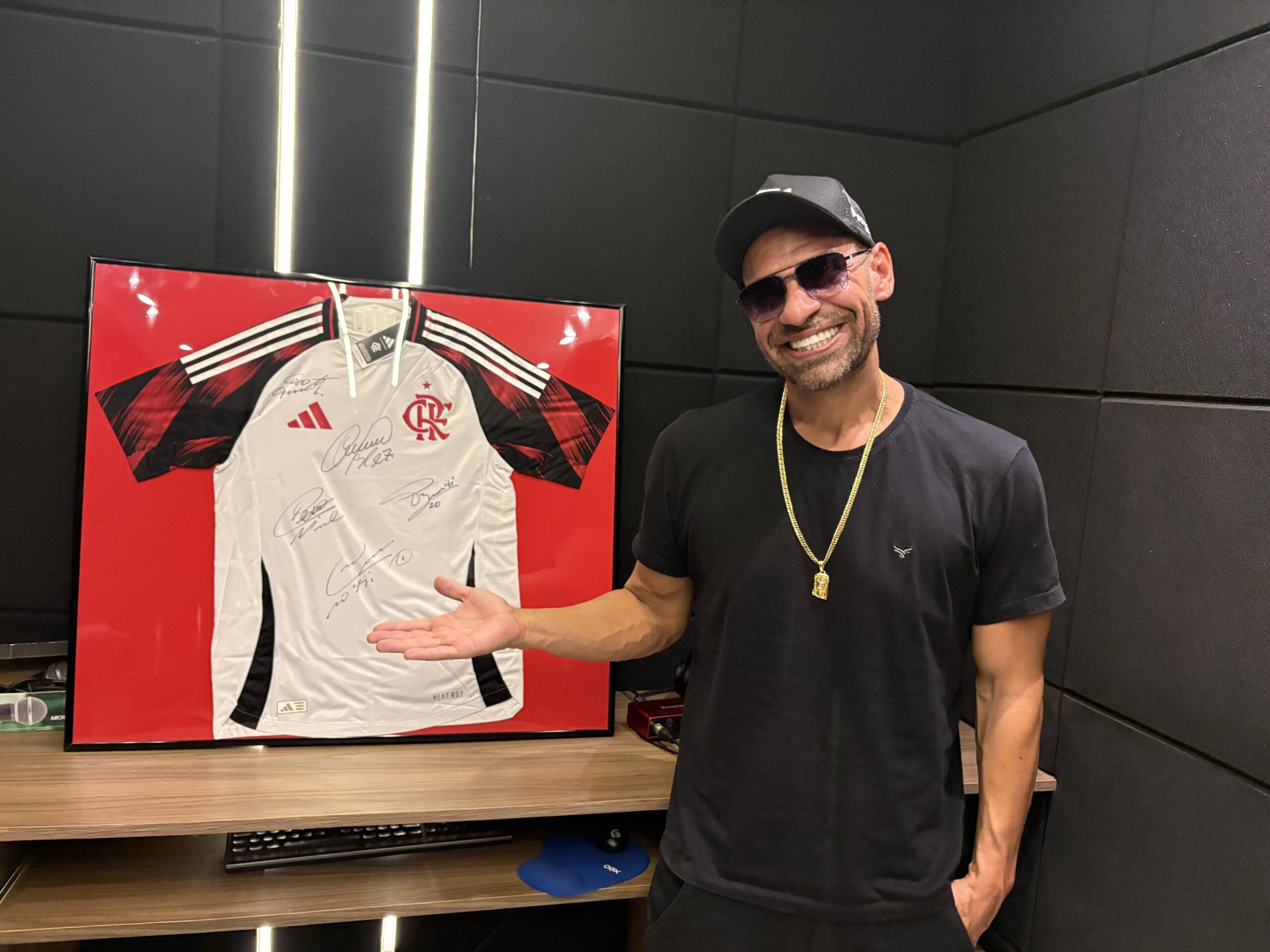 Camisa do Flamengo assinada é rifada em prol de Dona Rosi