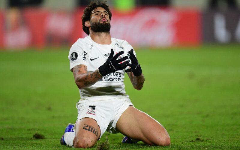 Corinthians empata com Peñarol e garante liderança do grupo