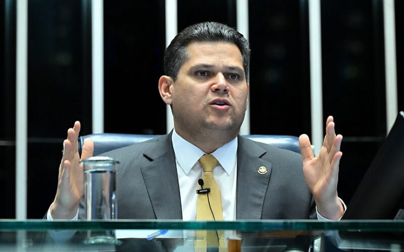 Empresários pedem adiamento do fim da escala 6x1; Alcolumbre evita compromisso