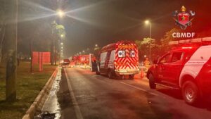 Incêndio em carro no Eixão Sul interdita pista sentido Aeroporto