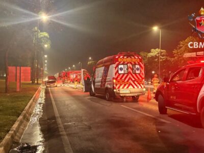 Incêndio em carro no Eixão Sul interdita pista sentido Aeroporto