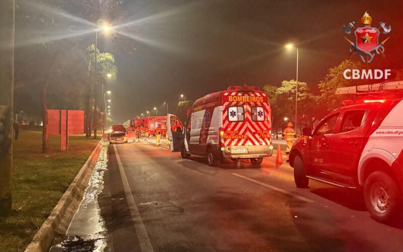 Incêndio em carro no Eixão Sul interdita pista sentido Aeroporto