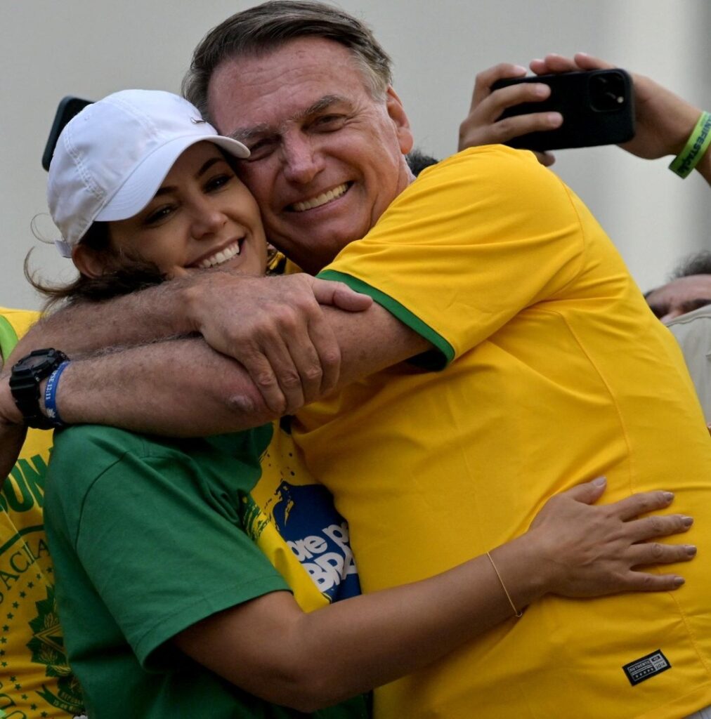 Michelle Bolsonaro se questiona ao cuidar de marido preso