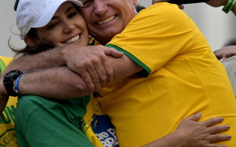 Michelle Bolsonaro se questiona ao cuidar de marido preso