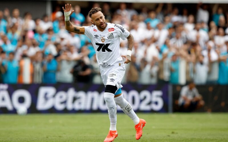 Neymar marca em despedida, Santos vence e sai do Z4