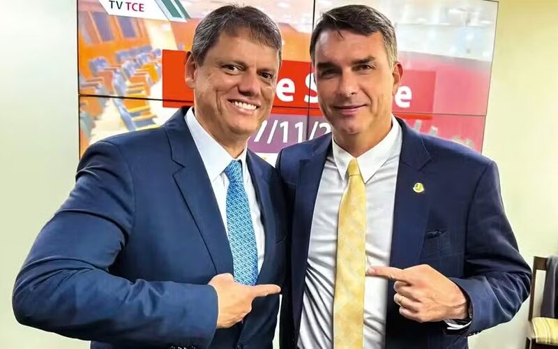 Tarcísio cobra explicações de Flávio sobre caso Banco Master