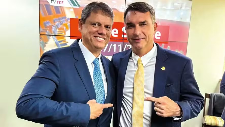 Tarcísio cobra explicações de Flávio sobre caso Banco Master