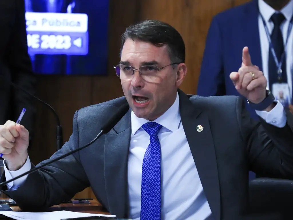 Flávio Bolsonaro vê perseguição estatal em ação contra produtora de filme