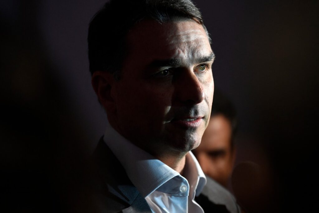 Flávio quer base forte no Congresso e defende menos ministérios