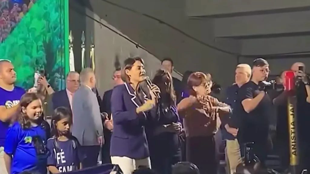 Michelle defende Bia Kicis, mas evita falar de sua candidatura