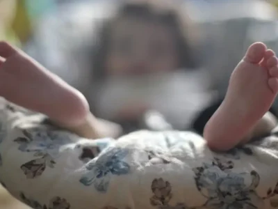 Mãe é condenada por abandonar bebê de 16 dias sozinha em casa