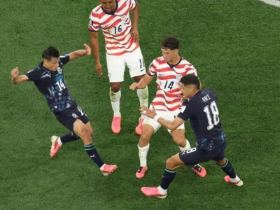 EUA arrasa Paraguai por 4 a 1 e assume liderança na Copa