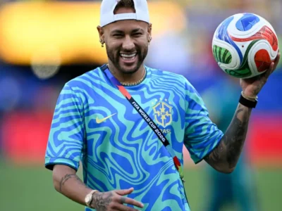 Neymar é festejado após primeiro treino com a Seleção na Copa