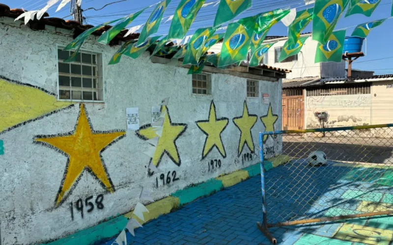 Beco do Cruzeiro vira point de torcida com decoração da Copa