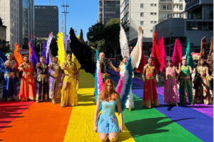 Parada LGBT+ expõe ausência da direita em contraste com Marcha para Jesus