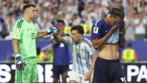 Argentina salva por gol contra e vence Cabo Verde na prorrogação