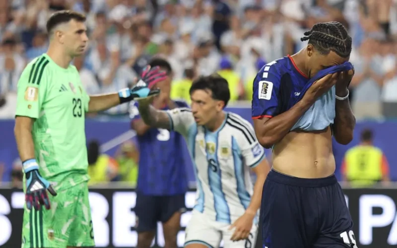 Argentina salva por gol contra e vence Cabo Verde na prorrogação