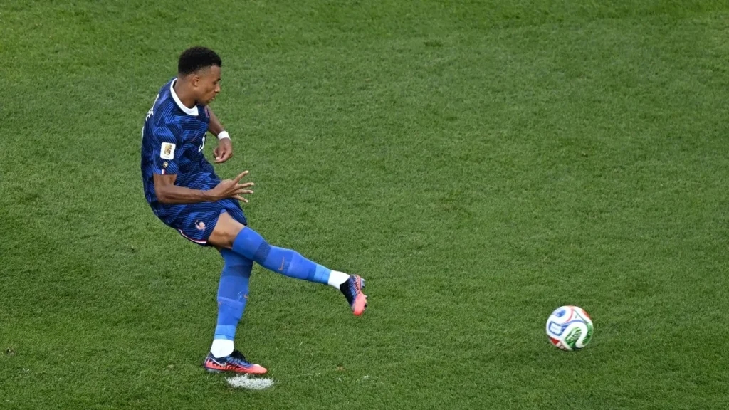 França vence Paraguai com gol de Mbappé e avança às quartas