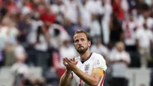 Kane pede calma à Inglaterra após vitória heroica