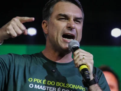 Flávio diz cumprir papel de Lula nos EUA e adia volta por tarifaço