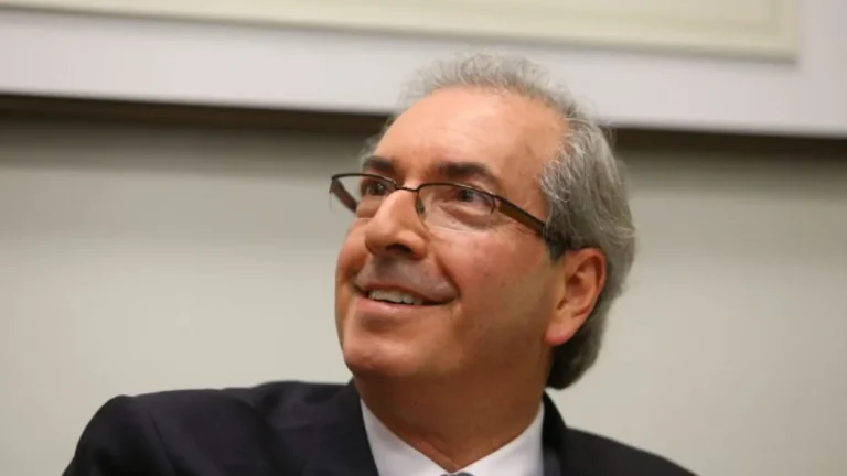 Cunha nega irregularidades e defende 'interlocução política