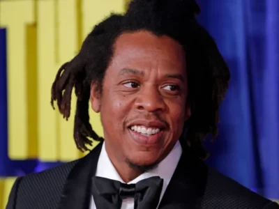 Rihanna sobe ao palco com Jay-Z e brinca: 'Estou enferrujada