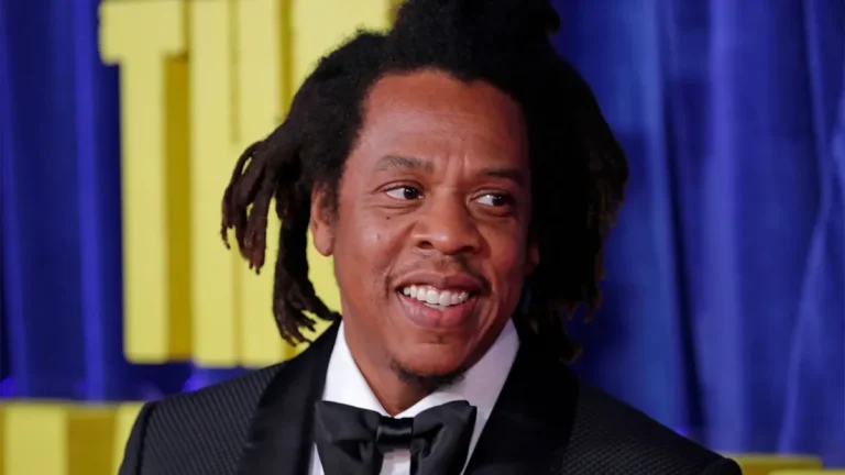 Rihanna sobe ao palco com Jay-Z e brinca: 'Estou enferrujada