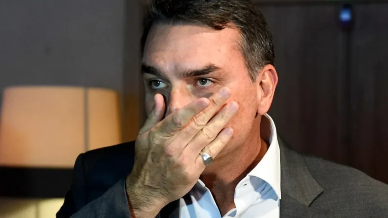 Flávio recorre ao STF contra proibição de visitas ao pai
