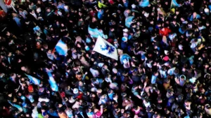 Argentinos lotam ruas após vitória histórica sobre Inglaterra