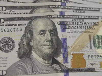 Dólar abre estável com IPCA-15 abaixo do esperado