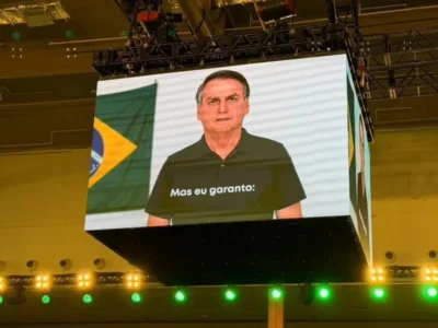 Defesa de Flávio nega irregularidade em vídeo de IA de Bolsonaro