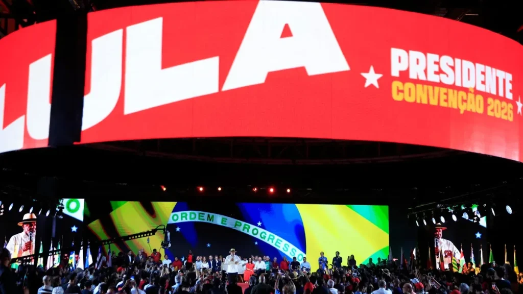 Vermelho, onça e estilo: moda marca convenção de Lula