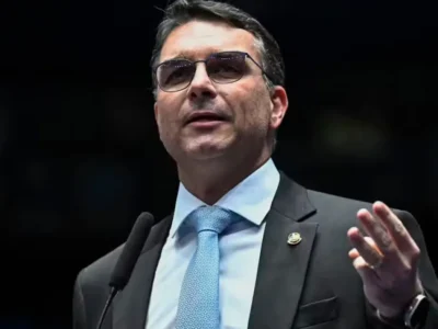Flávio Bolsonaro diz sofrer 'guerra psicológica' na campanha