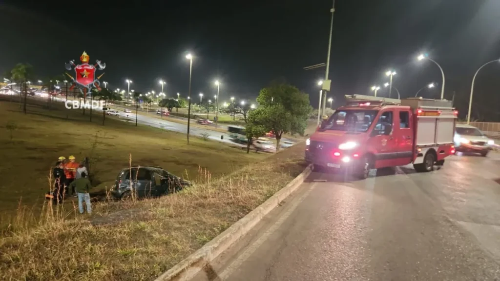 Carro capota na EPIA Sul e motorista é levado ao hospital