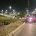Carro capota na EPIA Sul e motorista é levado ao hospital