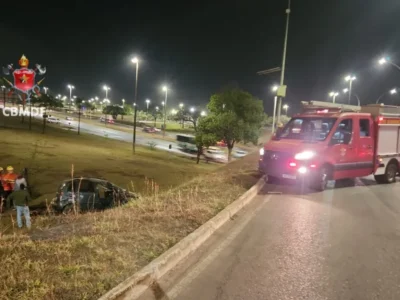 Carro capota na EPIA Sul e motorista é levado ao hospital