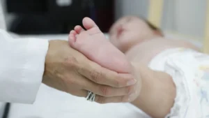 Atraso no teste do pezinho atrasa tratamento da AME no SUS