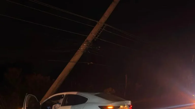 Carro bate em poste no Altiplano Leste e motorista não se fere