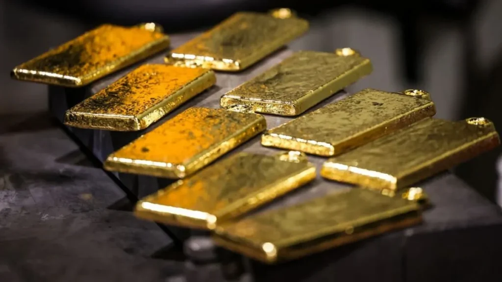 Ouro fecha em alta com foco no Fed e CPI; metal supera US$ 4.400