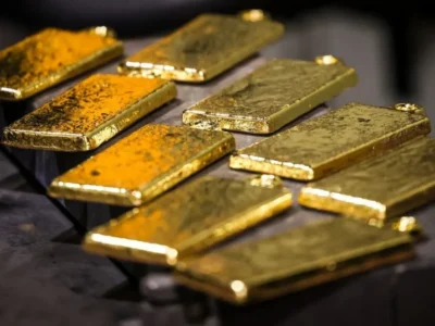 Ouro fecha em alta com foco no Fed e CPI; metal supera US$ 4.400