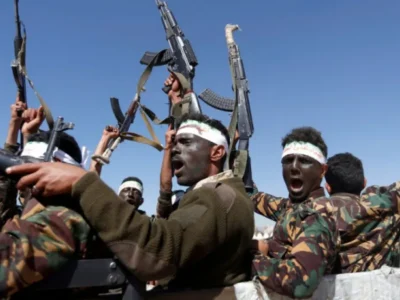 Ataque houthi a navio no Mar Vermelho mata seis