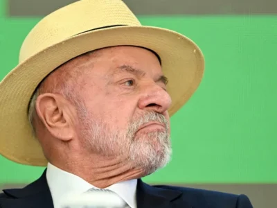 Lula usa chapéu pela 1ª vez em foto de urna para 2026