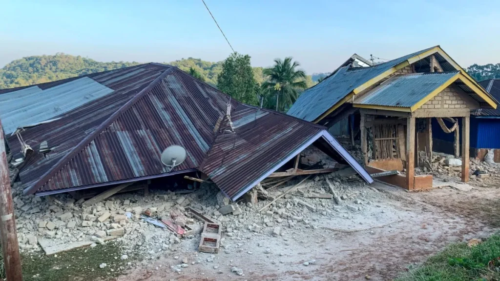 Terremoto de 7,7 atinge Indonésia e alerta para tsunami