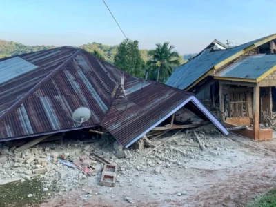 Terremoto de 7,7 atinge Indonésia e alerta para tsunami